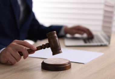 Tokmaklı yargıç içeride masa başında çalışıyor, yakın plan.