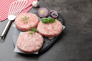 Hamburger ve baharatlar için taze çiğ köfteler, yakın plan. Metin için boşluk