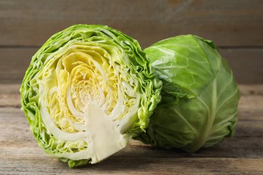 Taze taze lahana ve ahşap masa, yakın çekim