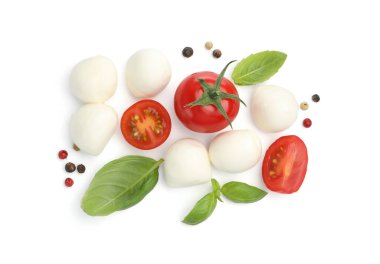 Lezzetli mozzarella peynirli toplar, domatesler, biberli mısır ve fesleğen beyaza izole edilmiş.