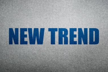 Yeni trend. Parlak gümüş arka planda mavi kelimeler