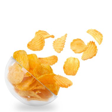 Lezzetli patates cipsleri beyaz arka planda kaseye düşüyor.