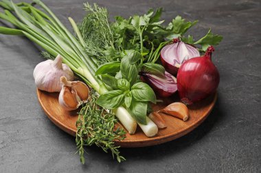 Siyah masada farklı otlar ve baharatlar, yakın plan.