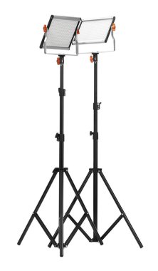 Beyaza izole edilmiş tripodlu profesyonel ışıklandırma ekipmanları.