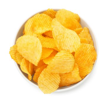 Beyaz tencereye izole edilmiş patates cipsi.