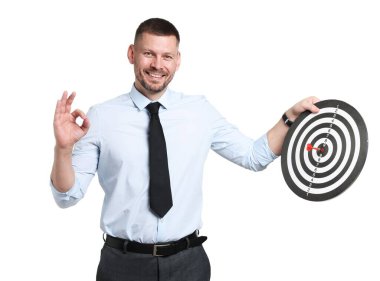 Hedef alınıyor. Ok ve dart tahtası olan adam beyaz arka planda iyi bir hareket gösteriyor.