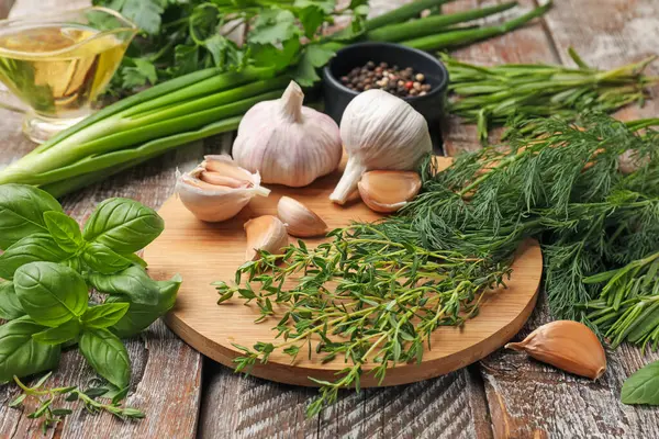 Tahta masada farklı taze otlar ve baharatlar.