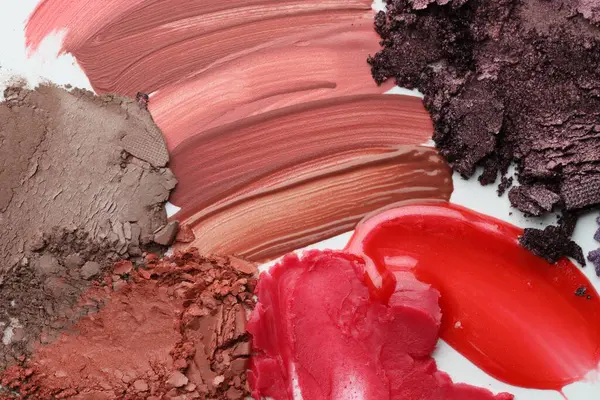 Beyaz arka planda farklı kozmetik ürünleri, düz yatış