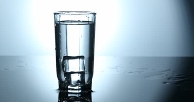 Ayna masasının üzerine ışık eğimine karşı cam üzerine su dökerek