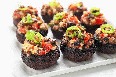 Beyaz masada lezzetli mantarlar, yakın plan.