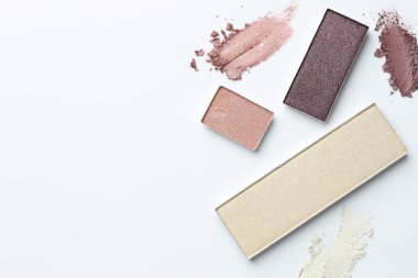 Beyaz arka planda güzel göz farı dolgu kapları, düz yatış. Metin için boşluk