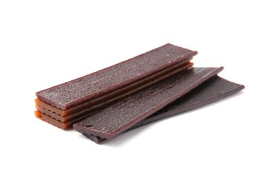 Beyaz arka planda lezzetli meyve derisi parçaları.