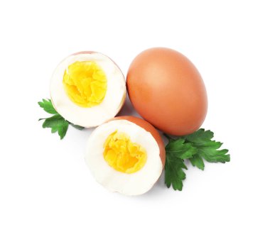 Beyaz arka planda haşlanmış yumurta ve maydanoz.