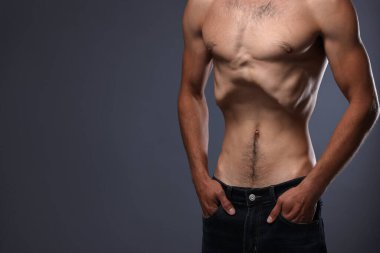 Gri arka planda anoreksiden muzdarip bir adam, yakın plan. Metin için boşluk