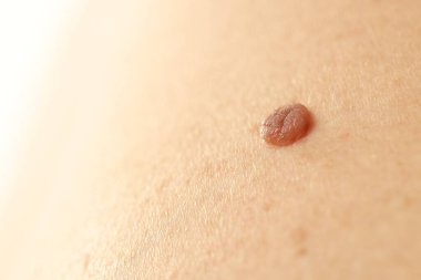 Derisinde ben olan bir adam, yakın plan. Metin için boşluk