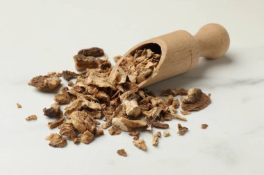 Kuru hindiba kökleri ve beyaz masada kepçeler.