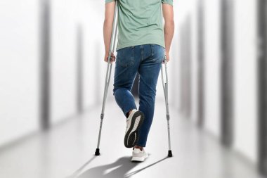 Aksiller koltuk değnekli adam hastanede, yakın plan.