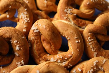 Tabakta tuz olan lezzetli krakerler, yakın plan.