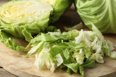 Ahşap masada taze kesilmiş lahanalar, yakın plan.