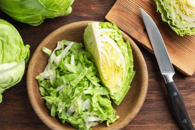 Taze lahana ve bıçak ahşap masada, düz yatıyordu.