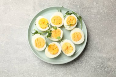 Haşlanmış yumurta ve mikro yeşil masa, üst manzara.