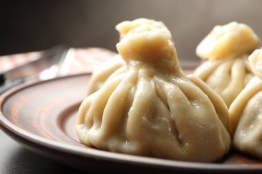 Lezzetli pişmiş khinkali masada servis ediliyor, yakın plan.