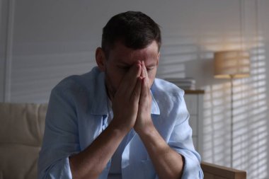 Evdeki kanepede depresif bir adam. Zihinsel sağlık sorunu