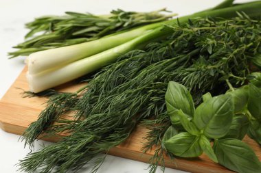 Beyaz masada farklı taze otlar, yakın plan.