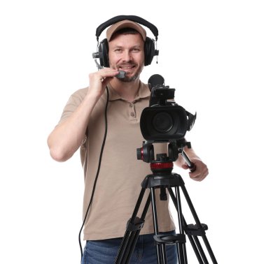 Profesyonel kameralı ve kulaklıklı bir adam beyaz arka planda.