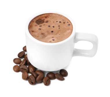 Fincanda Aromatik kahve ve beyaz üzerine izole edilmiş fasulye.