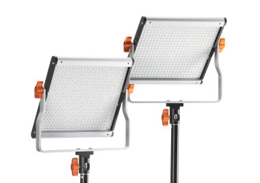 Profesyonel ışıklandırma ekipmanları beyaza izole edilmiş. Fotoğraf stüdyosu aracı