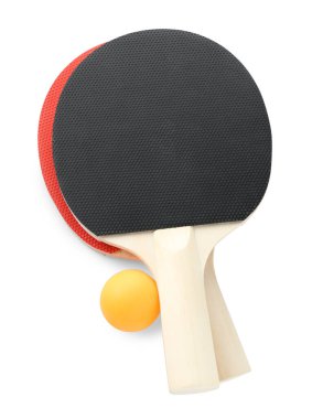 Masa tenisi raketleri ve top beyaz, üst görünümde izole