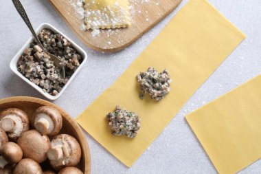 Işık masasında mantarlı ravioli yapmak.