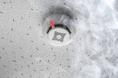 Yangın alarmı. Tavandaki detektör duman tarafından tetiklendi