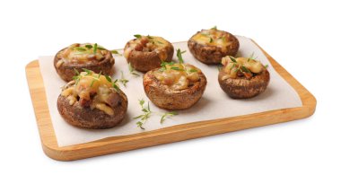 Eritilmiş peynir ve kekik ile doldurulmuş lezzetli mantarlar beyaz üzerine izole edilmiş.