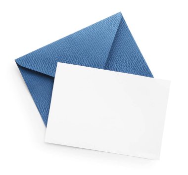 Boş davetiye kartı ve zarf beyaza izole edilmiş, üst manzara. Tasarım için boşluk