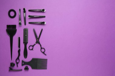 Menekşe arka planda farklı kuaför aletleri, düz yatış. Metin için boşluk