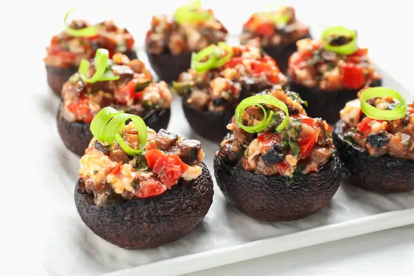 Beyaz masada lezzetli mantarlar, yakın plan.