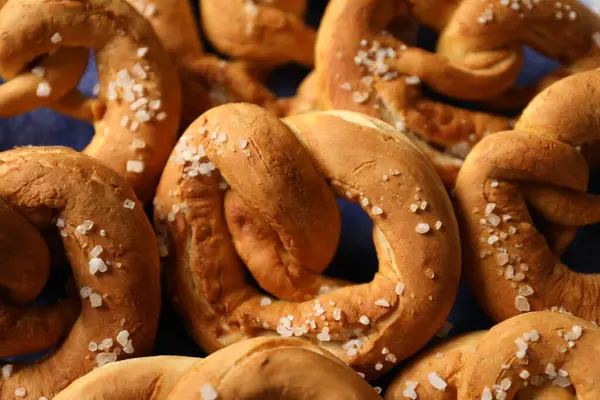 Tabakta tuz olan lezzetli krakerler, yakın plan.