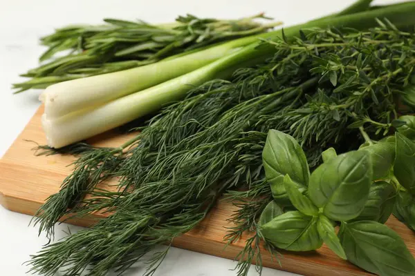 Beyaz masada farklı taze otlar, yakın plan.