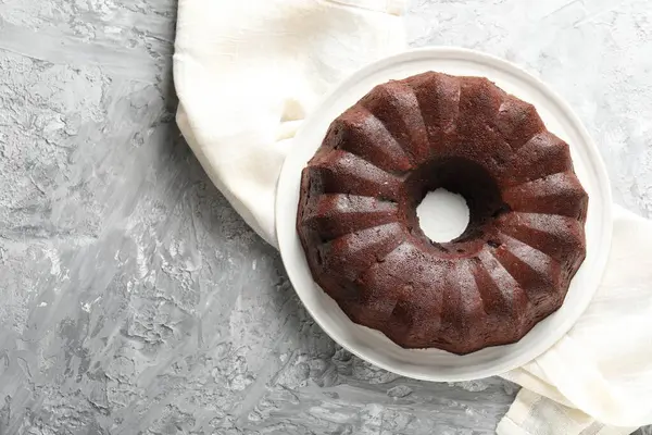 Gri masadaki lezzetli çikolatalı kek, üst manzara. Metin için boşluk
