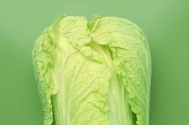 Yeşil arka planda taze Çin lahanası, üst manzara.