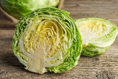 Tahta masada taze lahana kes, yakın plan.