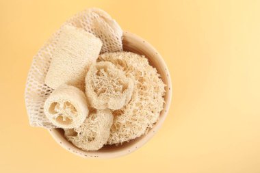 Bej arka planda farklı banyo lifleri, üst manzara. Metin için boşluk