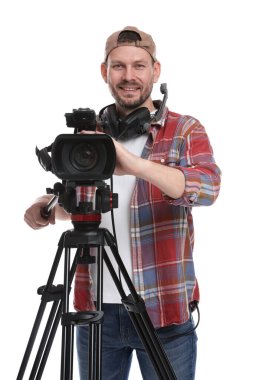 Beyaz arka planda profesyonel video kamerası olan adam.
