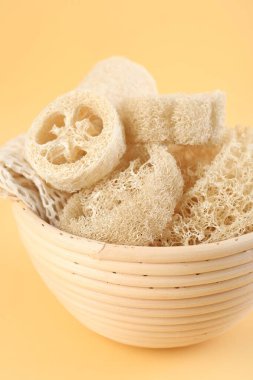 Bej arka planda farklı banyo lifleri, yakın plan.