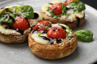 Masada servis edilen lezzetli mantarlar, yakın plan.