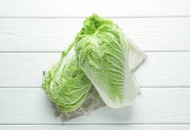 Beyaz ahşap masada taze Çin lahanaları.