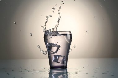 Tatlı su, cam parçalarından yansıyan gri arkaplana karşı ayna masasında.