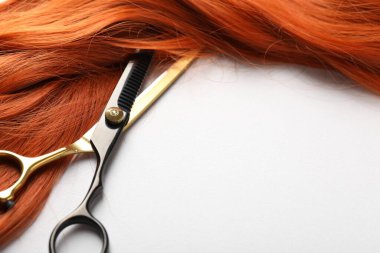 Arka planda saç teli ve makas, yakın plan. Metin için boşluk